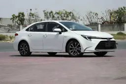 خودرو سفید رنگ تویوتا لوین (Toyota Levin) مدل ۲۰۲۵ با موتور ۱.۸ لیتری هیبرید