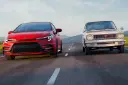 خودروهای تویوتا کورولا (Toyota Corolla) مدل جدید قرمز و مدل کلاسیک سفید در حال حرکت در جاده