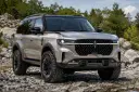 شاسی‌بلند لینکلن (Lincoln) با تایر آفرود در مسیر سنگی