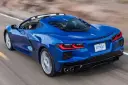 خودرو اسپرت شورلت کوروت (Chevrolet Corvette) آبی رنگ در حال حرکت در جاده
