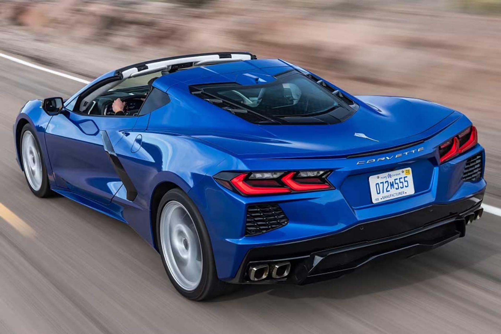 خودرو اسپرت شورلت کوروت (Chevrolet Corvette) آبی رنگ در حال حرکت در جاده