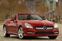 خودرو قرمز مرسدس بنز (Mercedes-Benz) مدل SLK در یک فضای شهری