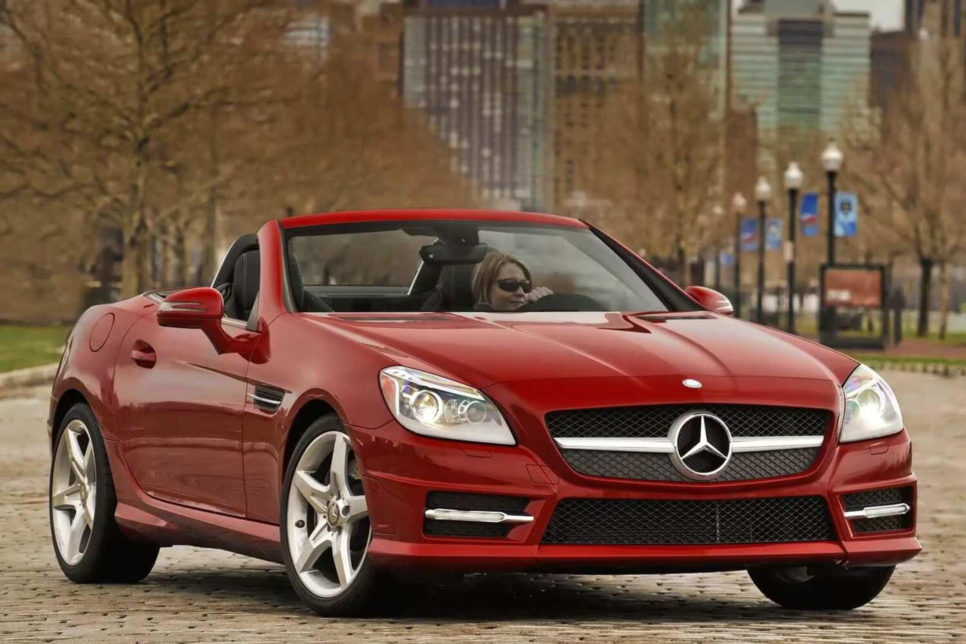 خودرو قرمز مرسدس بنز (Mercedes-Benz) مدل SLK در یک فضای شهری
