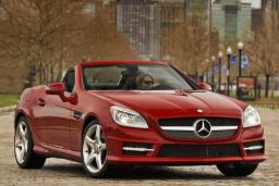 خودرو قرمز مرسدس بنز (Mercedes-Benz) مدل SLK در یک فضای شهری