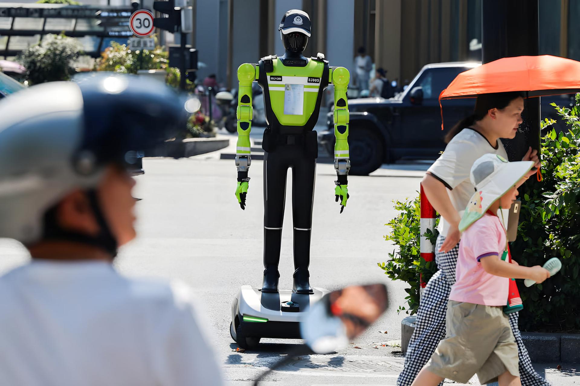 ربات هوشمند (Smart Robot) پلیس با رنگ سبز و مشکی در خیابان