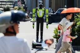 ربات هوشمند (Smart Robot) پلیس با رنگ سبز و مشکی در خیابان