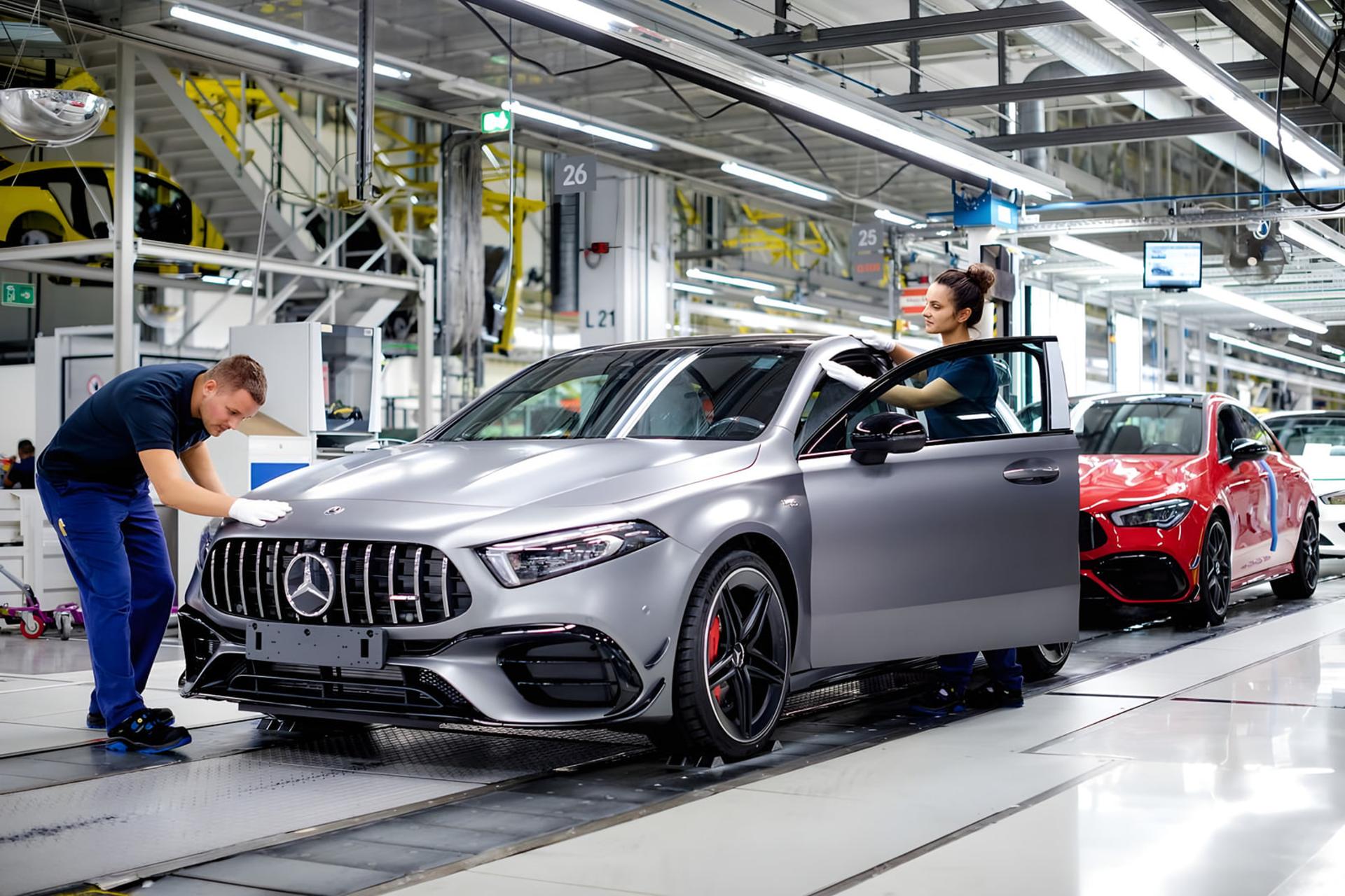 خودروی مرسدس بنز (Mercedes-Benz) در خط مونتاژ کارخانه خودروسازی