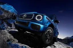 خودرو مرسدس بنز کلاس جی (Mercedes-Benz G-Class) آبی رنگ در مسیر صخره‌ای