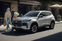 خودرو ام‌وی‌ام ایکس‌۵ (MG X5) نقره‌ای در کنار یک زوج در خیابان