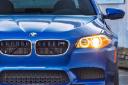 نمای نزدیک از جلوپنجره و چراغ جلوی خودروی آبی‌رنگ BMW M5 (BMW M5)