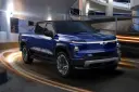 تراک شورولت سیلورادو (Chevrolet Silverado) آبی‌رنگ در حال حرکت در مسیر جاده‌ای