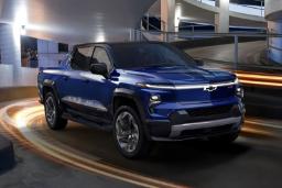 تراک شورولت سیلورادو (Chevrolet Silverado) آبی‌رنگ در حال حرکت در مسیر جاده‌ای