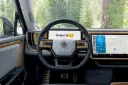 نمای داخلی کابین خودروی ریویان (Rivian) با سیستم‌عامل Rivian OS 2