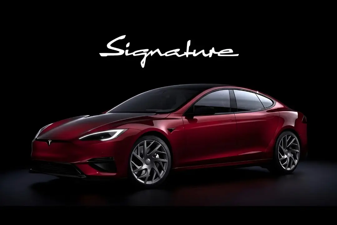 خودرو تسلا مدل S پلاید (Tesla Model S Plaid) با رنگ قرمز در پس‌زمینه مشکی