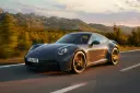 خودرو پورشه ۹۱۱ جی‌تی‌اس (Porsche 911 GTS) در حال حرکت در جاده کوهستانی
