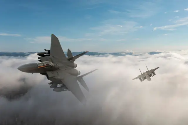 جنگنده اف-ای (F/A-18) در حال پرواز میان ابرها در آسمان