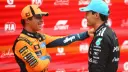 لاندو نوریس (Lando Norris) با لباس نارنجی مک‌لارن در حال گفت‌و‌گو با جورج راسل تیم مرسدس
