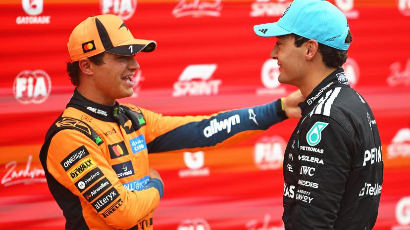 لاندو نوریس (Lando Norris) با لباس نارنجی مک‌لارن در حال گفت‌و‌گو با جورج راسل تیم مرسدس