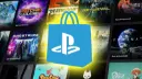 لوگوی پلی‌استیشن (PlayStation) روی پس‌زمینه‌ای از پوسترهای بازی‌های ویدیویی