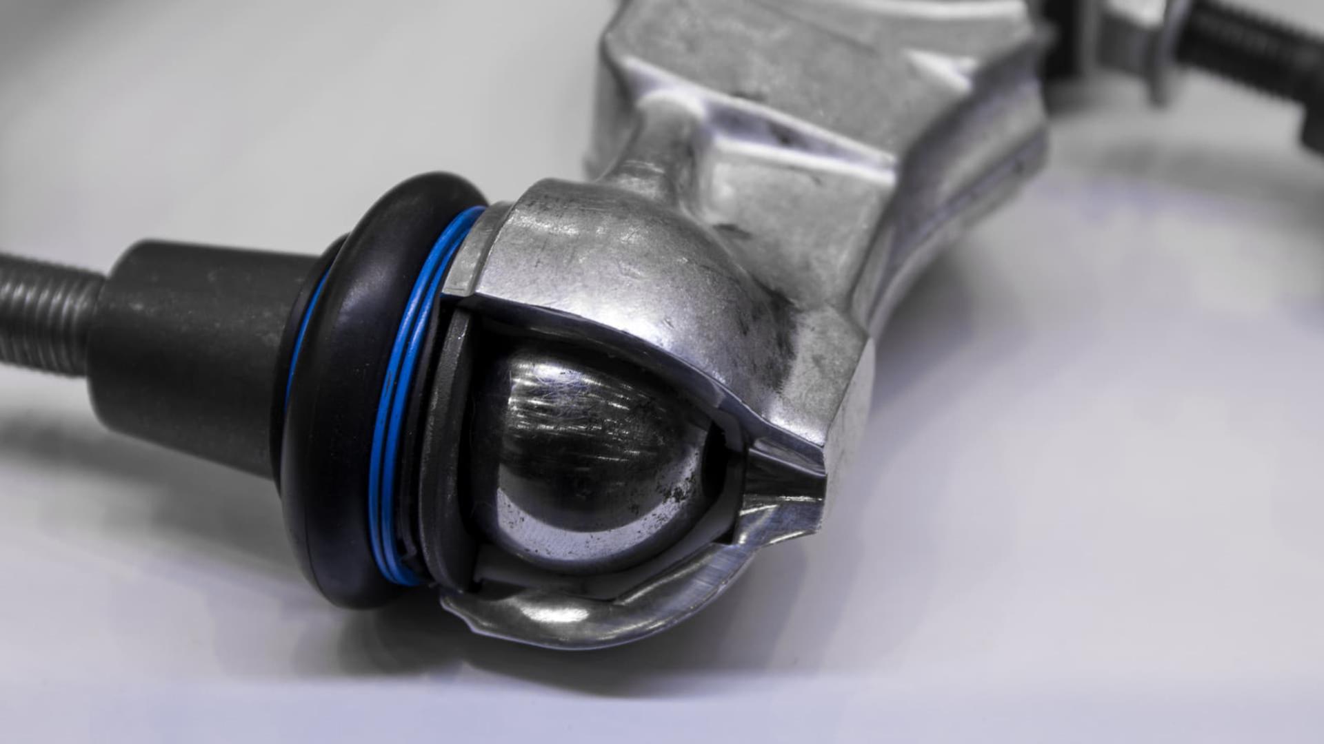 سیبک (Ball Joint) خودرو با پوشش لاستیکی سیاه و آبی