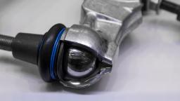 سیبک (Ball Joint) خودرو با پوشش لاستیکی سیاه و آبی