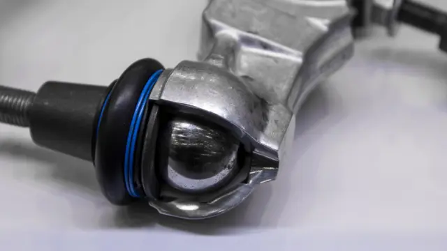 سیبک (Ball Joint) خودرو با پوشش لاستیکی سیاه و آبی
