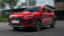 خودرو قرمز رنگ ام جی ZS هیبریدی (MG ZS HEV) در فضای شهری
