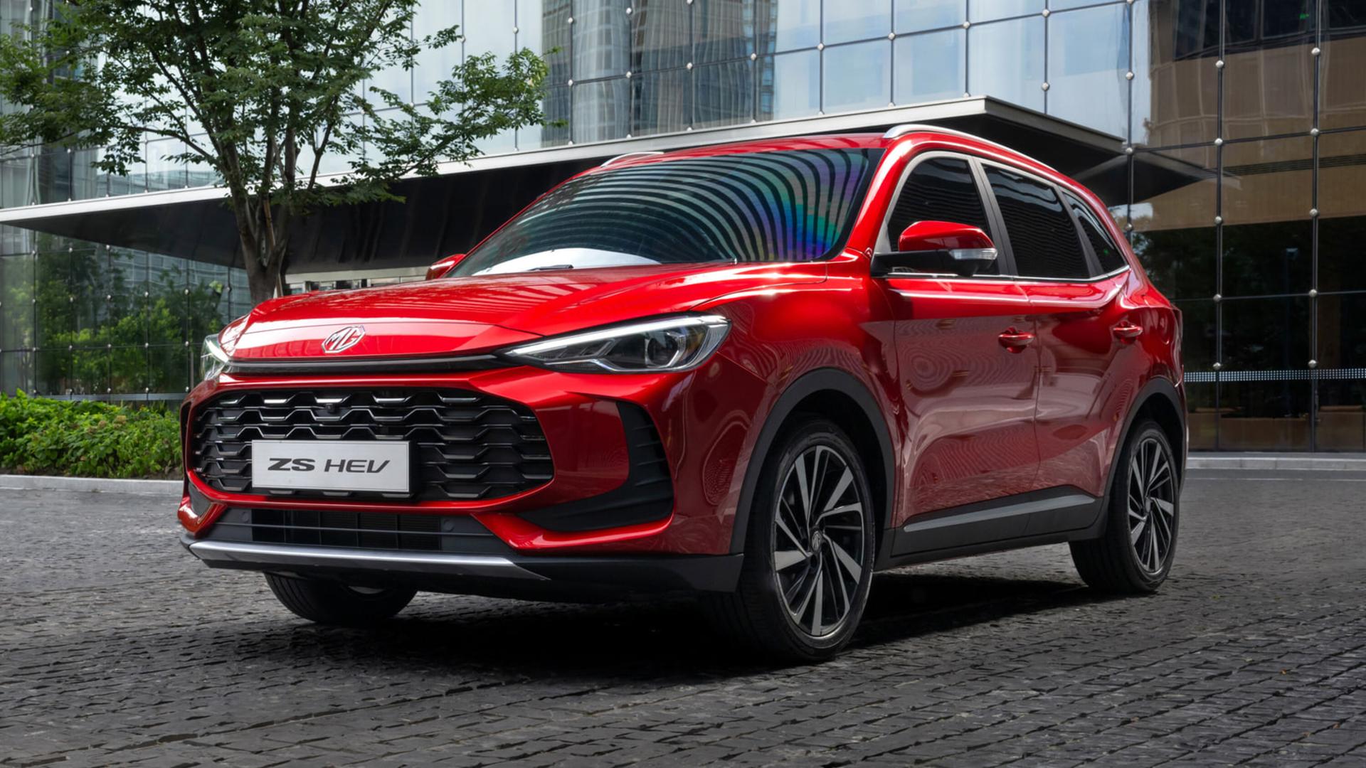 خودرو قرمز رنگ ام جی ZS هیبریدی (MG ZS HEV) در فضای شهری