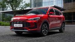 خودرو قرمز رنگ ام جی ZS هیبریدی (MG ZS HEV) در فضای شهری