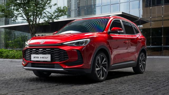 خودرو قرمز رنگ ام جی ZS هیبریدی (MG ZS HEV) در فضای شهری