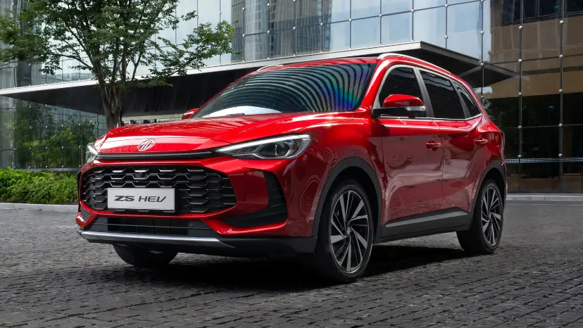خودرو قرمز رنگ ام جی ZS هیبریدی (MG ZS HEV) در فضای شهری