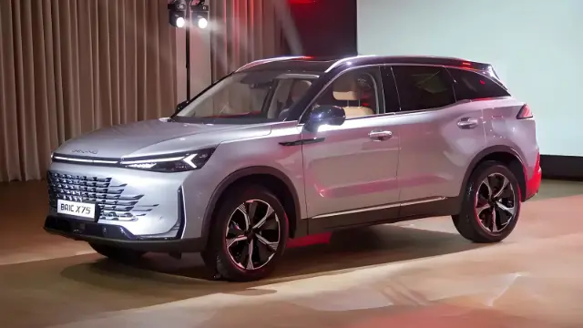 خودرو بایک ایکس ۷ (BAIC X7) با رنگ نقره‌ای در نمایشگاه