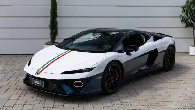 خودروی لامبورگینی تمراِریو تری‌کُلوره (Lamborghini Temerario Tricolore) با رنگ سفید و خطوط پرچم ایتالیا