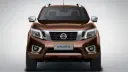 خودرو نیسان ناوارا (Nissan Navara) با رنگ قهوه‌ای در نمای جلوی خودرو
