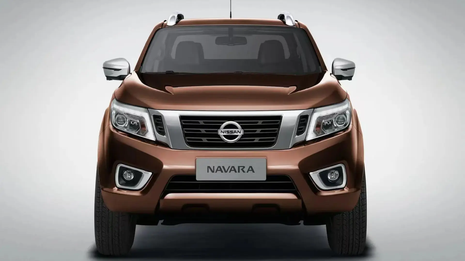 خودرو نیسان ناوارا (Nissan Navara) با رنگ قهوه‌ای در نمای جلوی خودرو