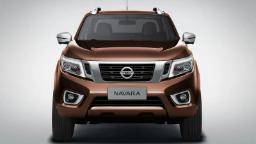 خودرو نیسان ناوارا (Nissan Navara) با رنگ قهوه‌ای در نمای جلوی خودرو