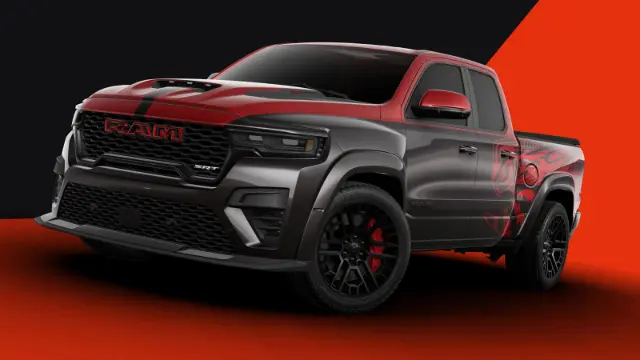 وانت رم رامبل بی (Ram 1500 Rumble Bee SRT) با بدنه خاکستری و طرح‌های قرمز