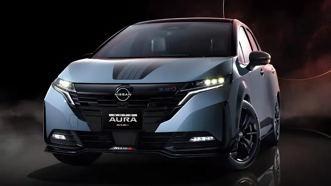 خودروی نیسان نوت آورا نیسمو (Nissan Note Aura Nismo) با رنگ آبی متالیک و تزئینات مشکی