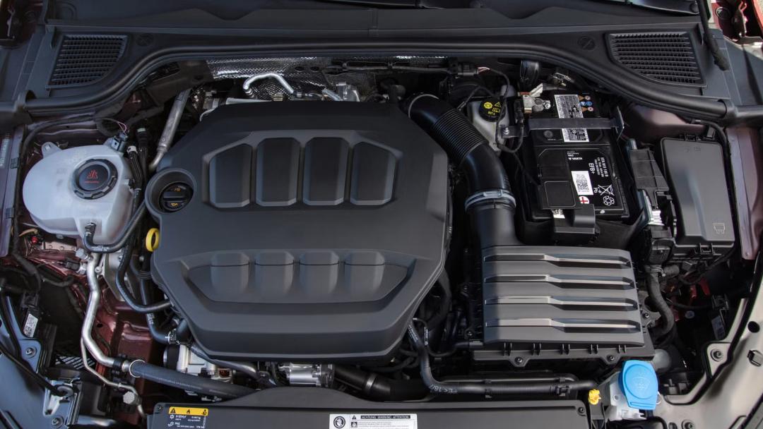 موتور توربوی ۲ لیتری (2.0-liter) خودروی فولکس‌واگن (Volkswagen) در محفظه موتور