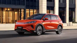 کراس‌اوور برقی بی‌وای‌دی سی‌لاین ۰۵ (BYD Sea Lion 05) در حال حرکت در خیابان