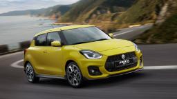 خودروی کامپکت سوزوکی سوئیفت (Suzuki Swift) زرد رنگ در حال حرکت در جاده ساحلی