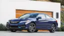 خودرو هوندا آکورد کوپه (Honda Accord Coupe) مدل ۲۰۱۷ با رنگ آبی در مقابل یک ساختمان مدرن