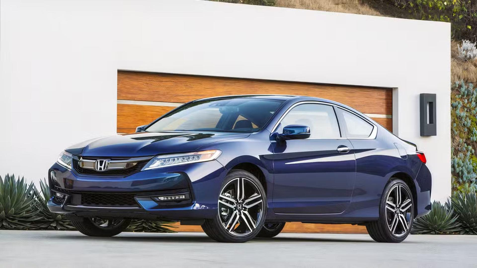 خودرو هوندا آکورد کوپه (Honda Accord Coupe) مدل ۲۰۱۷ با رنگ آبی در مقابل یک ساختمان مدرن