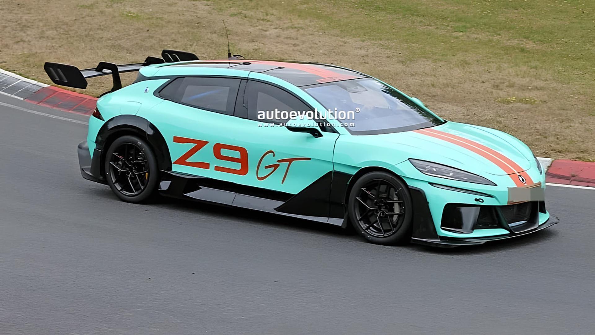 خودرو بی‌وای‌دی دنزا Z9 GT (Denza Z9 GT) با بدنه آیرودینامیک در حال حرکت در پیست
