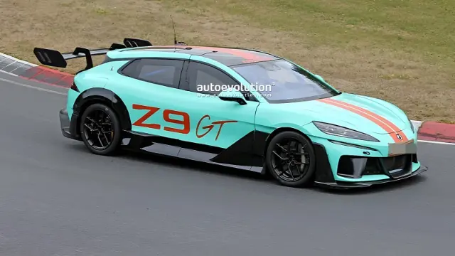 خودرو بی‌وای‌دی دنزا Z9 GT (Denza Z9 GT) با بدنه آیرودینامیک در حال حرکت در پیست