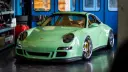 خودروی پورشه ۹۱۱ (Porsche 911) با رنگ سبز روشن و بدنه اصلاح‌شده در گاراژ