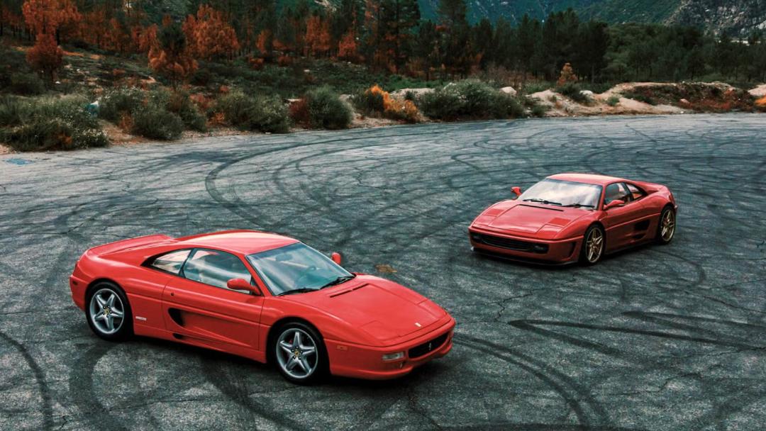 خودروهای فراری اف۳۵۵ (Ferrari F355) قرمز رنگ در یک مسیر آسفالتی