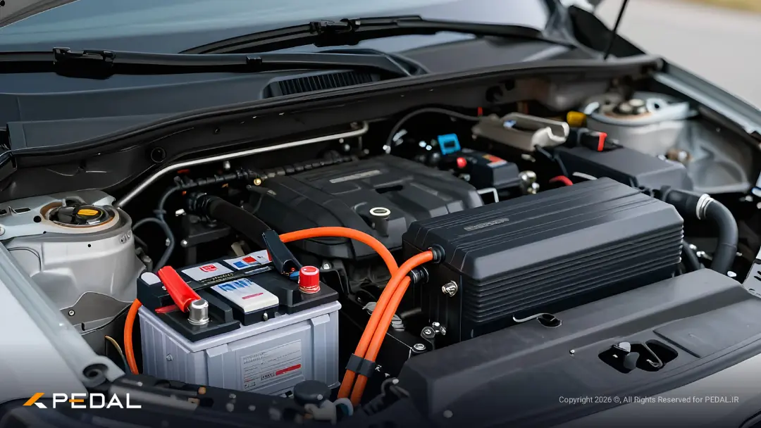 باتری ۱۲ ولتی (12V Battery) و قطعات موتور در محفظه خودروی هیبریدی