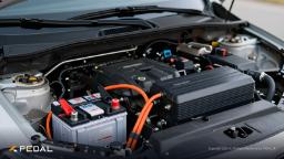 باتری ۱۲ ولتی (12V Battery) و قطعات موتور در محفظه خودروی هیبریدی