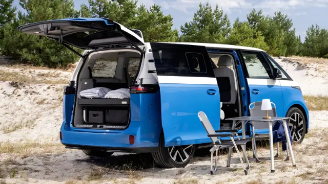 تخت‌خواب و تجهیزات کمپینگ در صندوق عقب فولکس‌واگن آی‌دی کالیفرنیا کروز (Volkswagen ID. California Cruise)